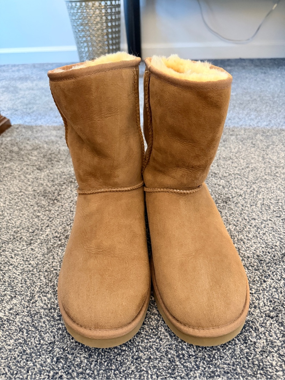 Men’s UGG classic short chestnut boot. Size 9 - Picture 3 of 8